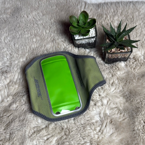 Bose/Reebok Other - Bose Reebok Arm Carrier Case Green Gray